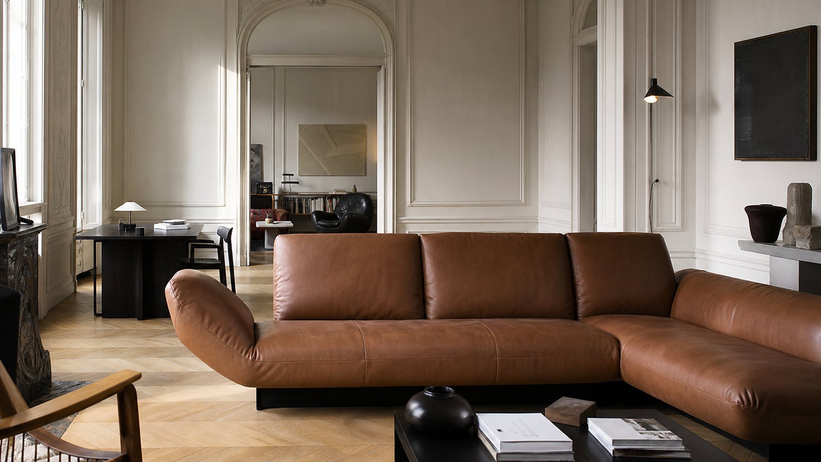 Canapé en cuir italien design dans un salon raffiné